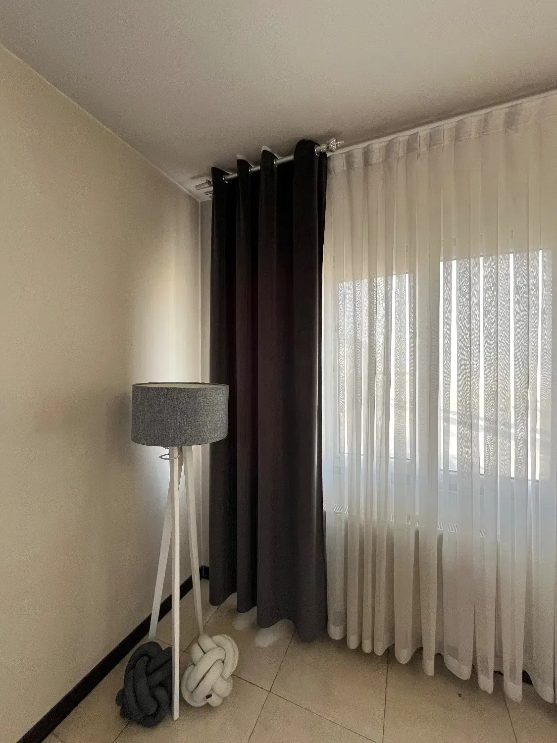 کنار پرده ای خمل جنس درجه یک|پرده، رانر، رومیزی|اندیشه, پرنیان|دیوار