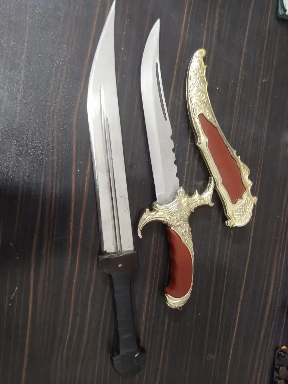 خنجر|کلکسیون اشیاء عتیقه|سبزوار, امام خمینی (ناوی)|دیوار