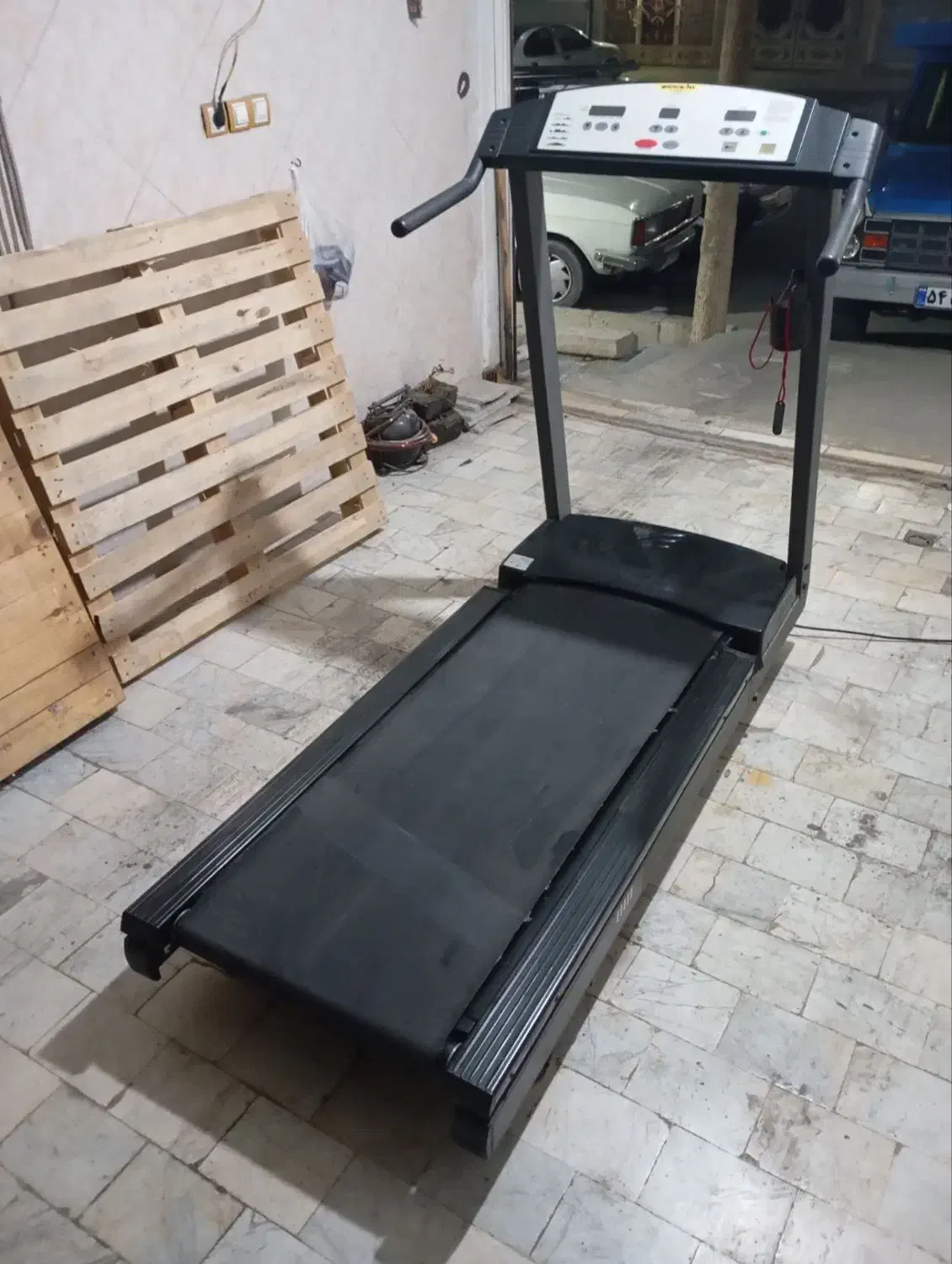 تردمیل|تجهیزات ورزشی|رباط‌کریم, رباط‌کریم|دیوار