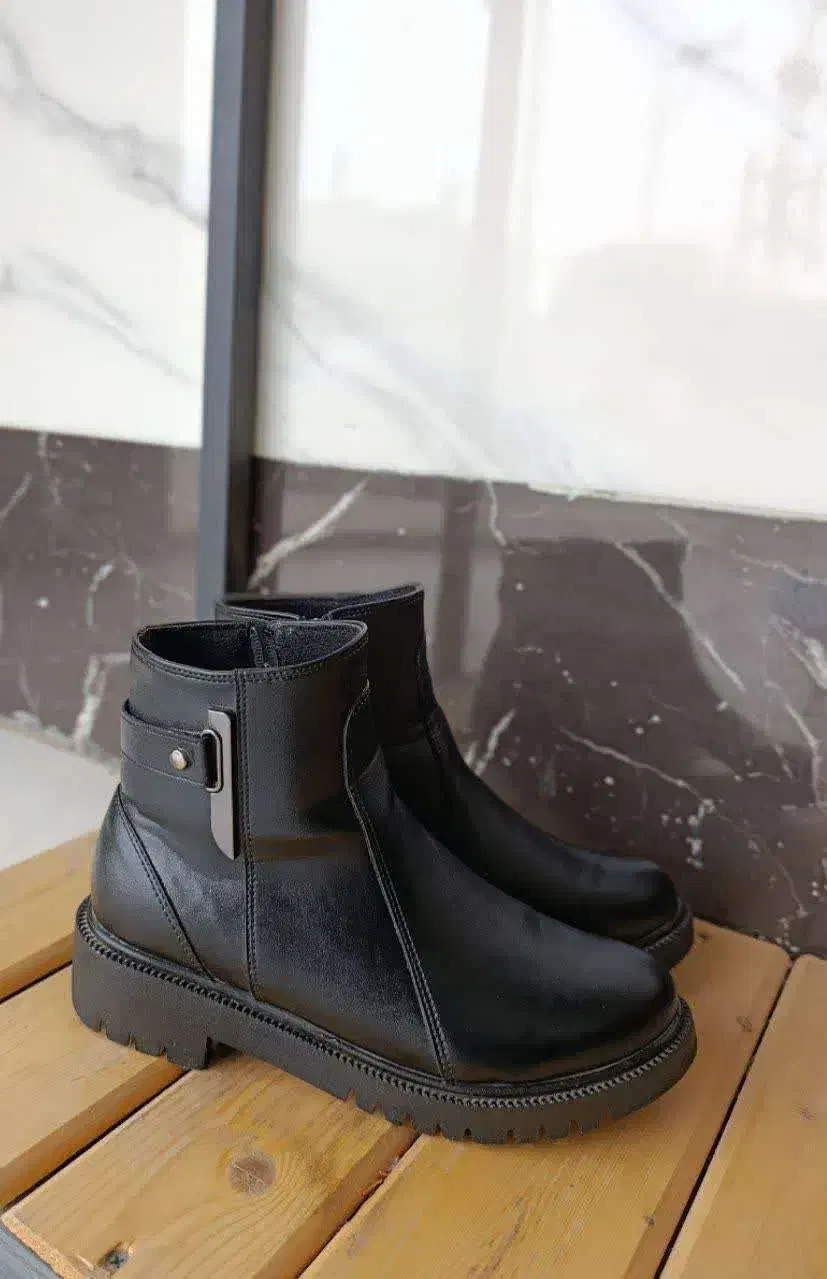 نیم بوت|کیف، کفش، کمربند|اصفهان, نقش جهان|دیوار