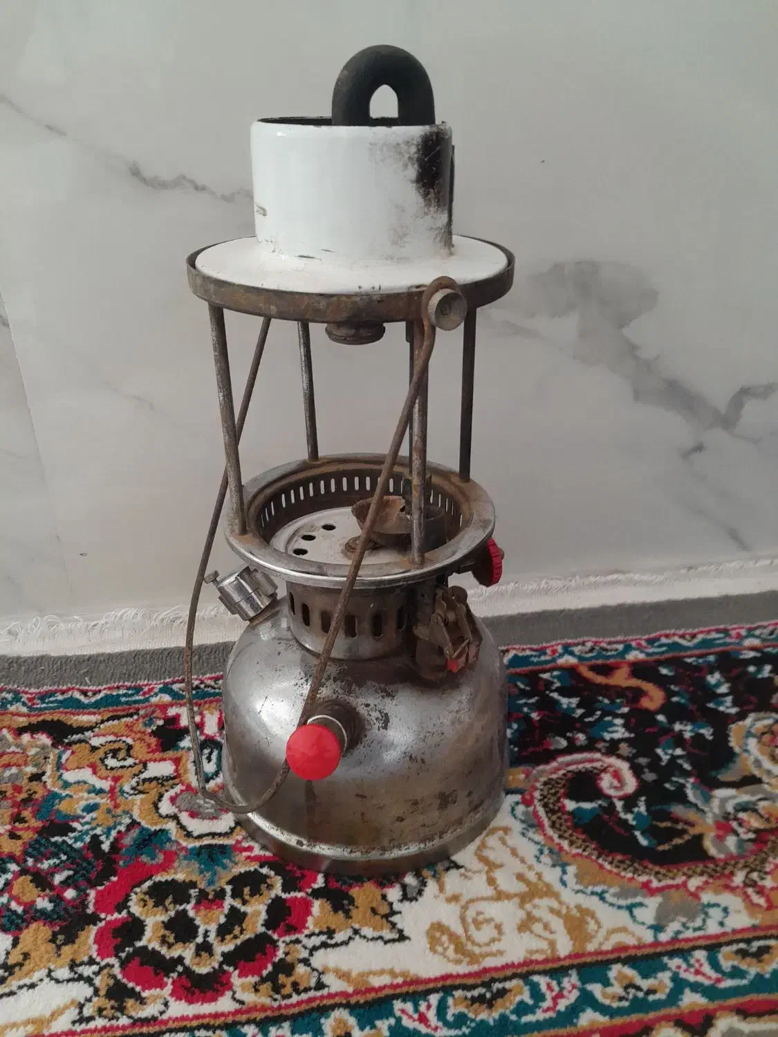 چراغ نفتی قدیمی. چراغ زنبوری|لامپ و چراغ|بزینه رود, |دیوار