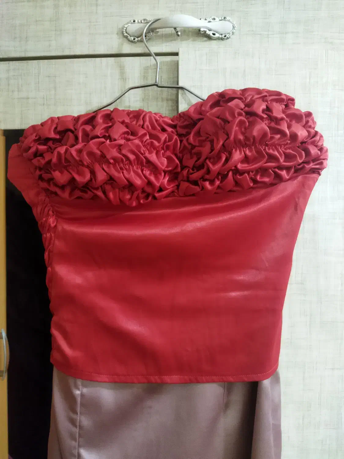 لباس مجلسی|لباس|مشهد, تربیت (صدف)|دیوار