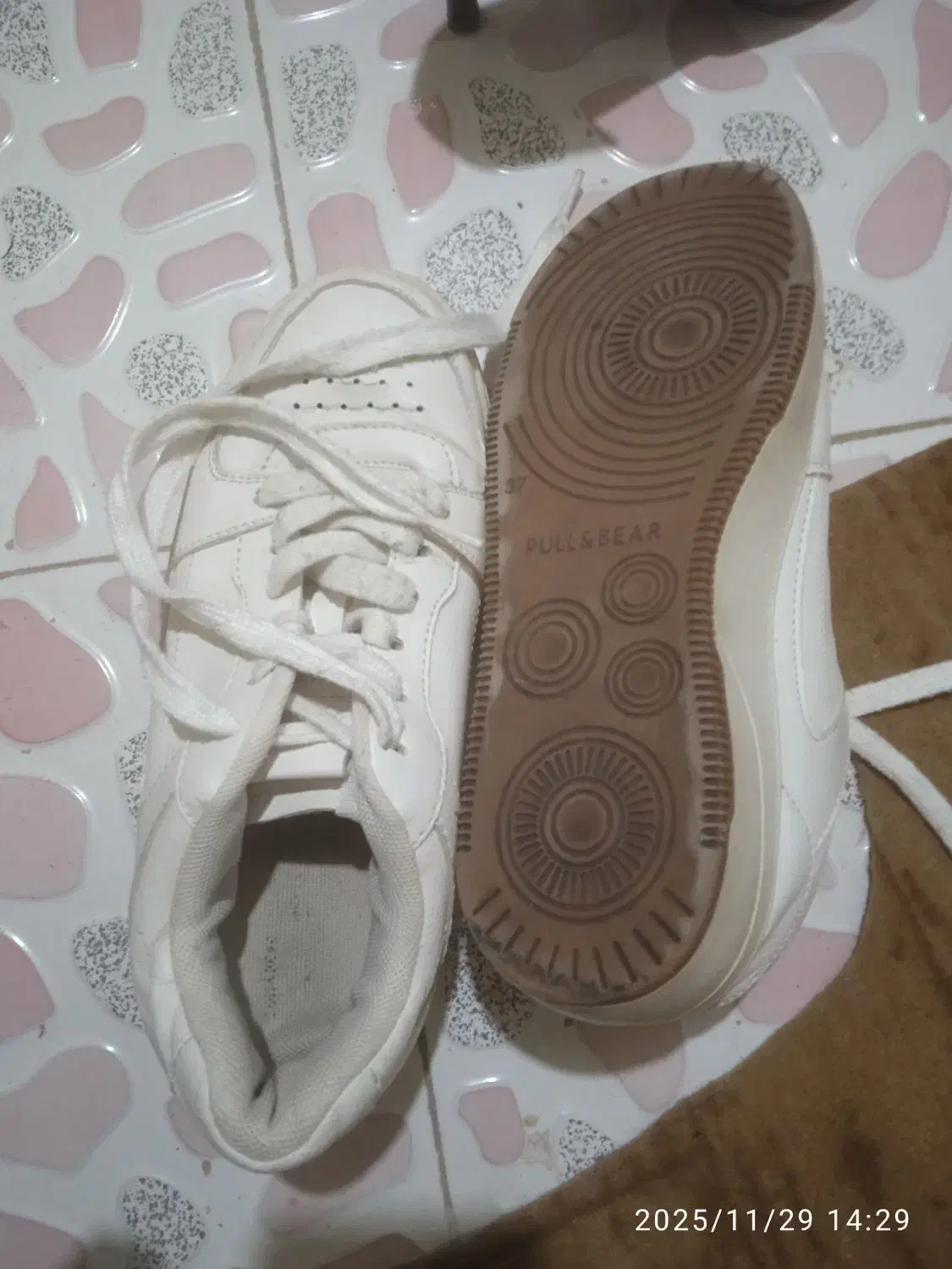 کفشها|کیف، کفش، کمربند|اهواز, منبع اب|دیوار