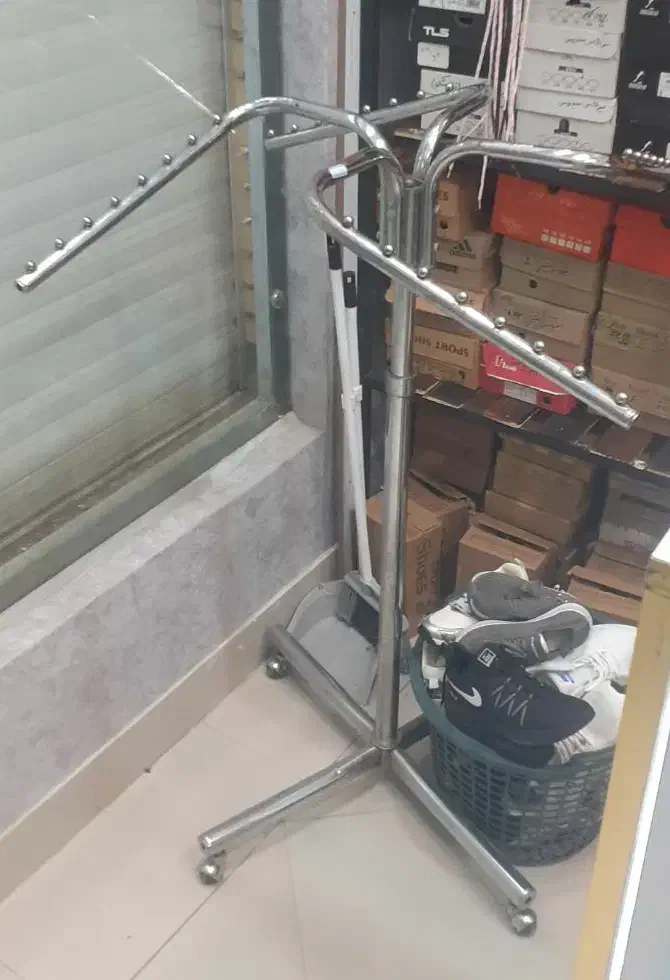 رگال گردان|بندرخت و رخت‌آویز|ازنا, |دیوار