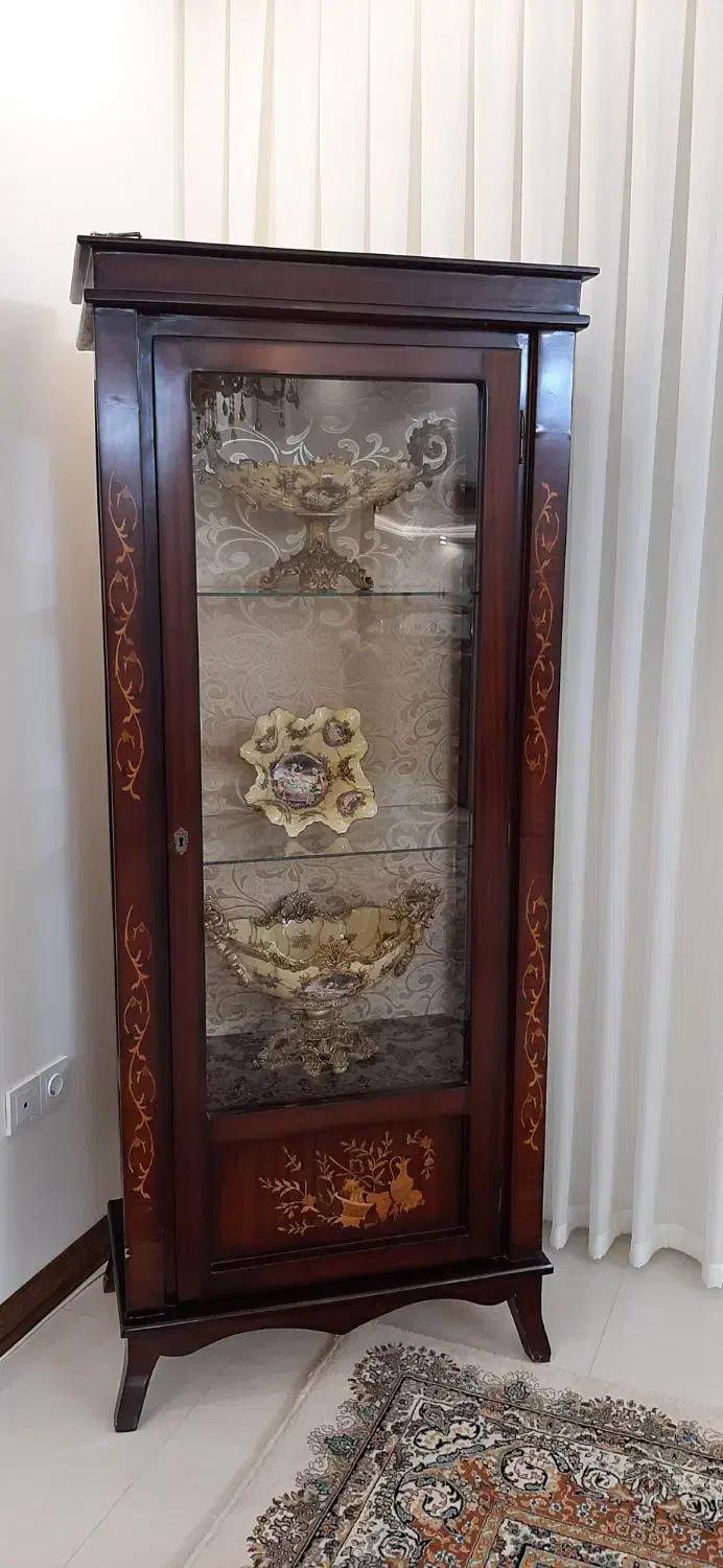 گنجه چوب و معرق کاری و با ظروف داخل ویترین|بوفه، ویترین، کنسول|مشهد, امیریه|دیوار