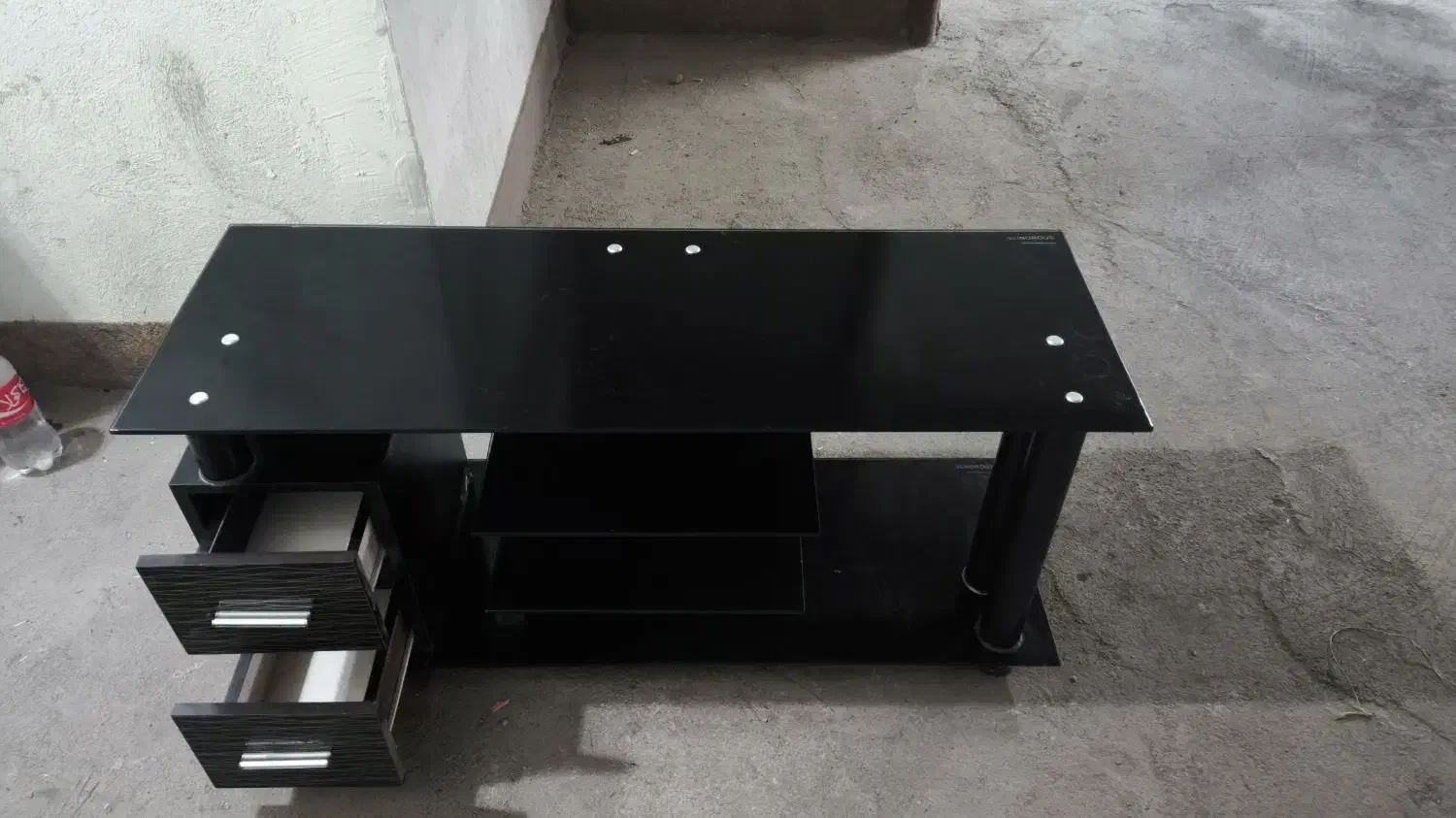 میز تلویزیون شیشه ای|میز تلویزیون|اندیشه, اندیشه فاز ۴|دیوار