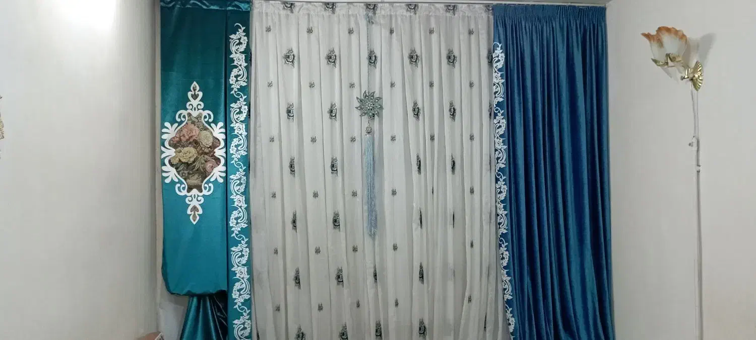 پرده حریر گل دار با 2 عدد بالان مخملی|پرده، رانر، رومیزی|پاکدشت, پاکدشت (مامازند)|دیوار