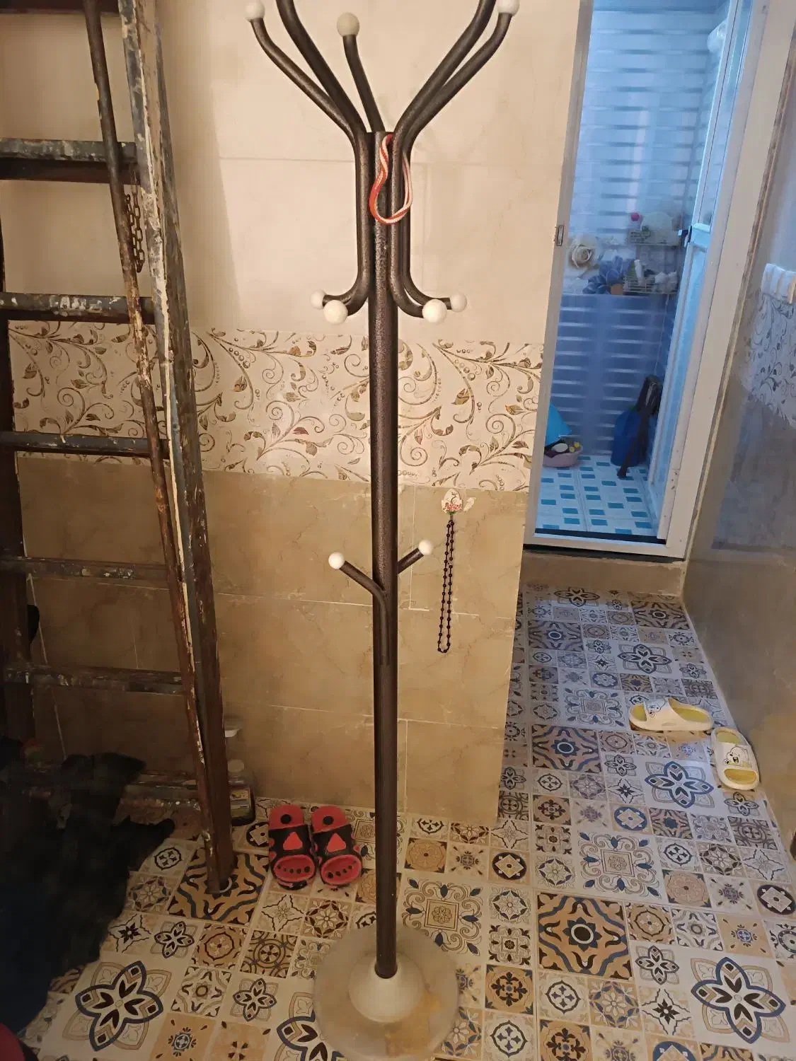 چوب لباسی|بندرخت و رخت‌آویز|شیراز, شهرک گلها|دیوار