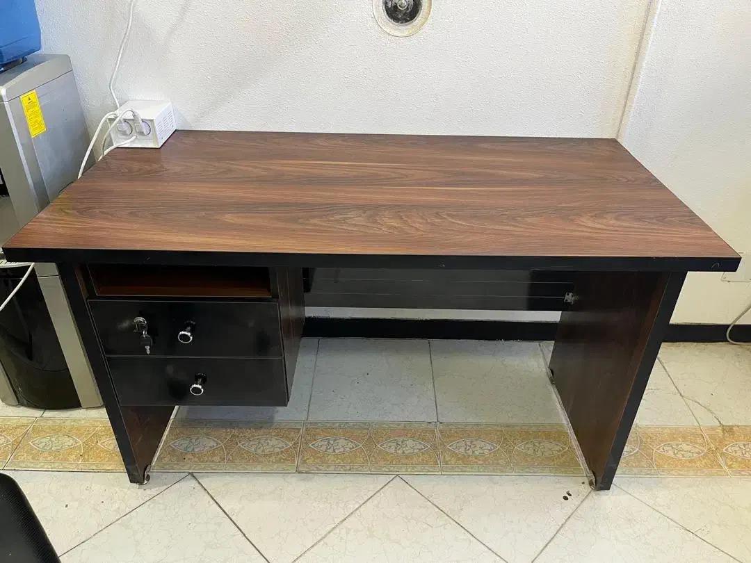 میز تحریر و کامپیوتر|میز تحریر و کامپیوتر|صدرا-فارس, فاز ۱|دیوار