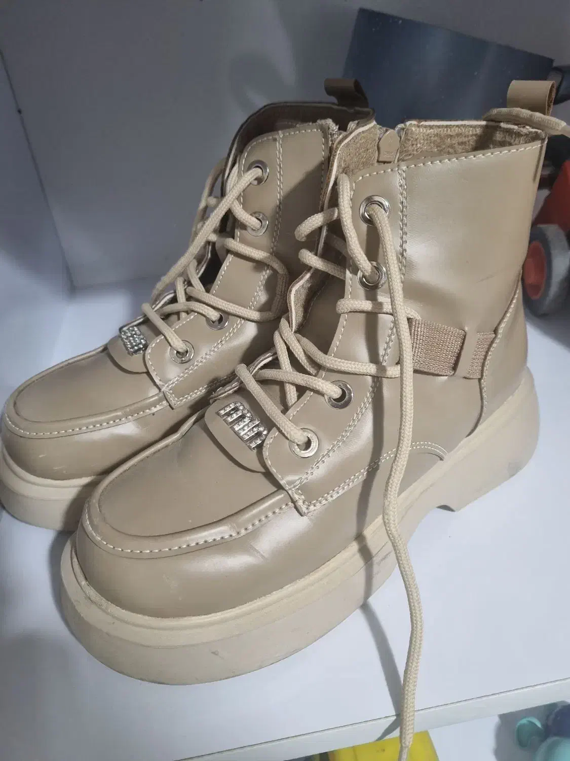 کفش|کیف، کفش، کمربند|پاسارگاد, |دیوار