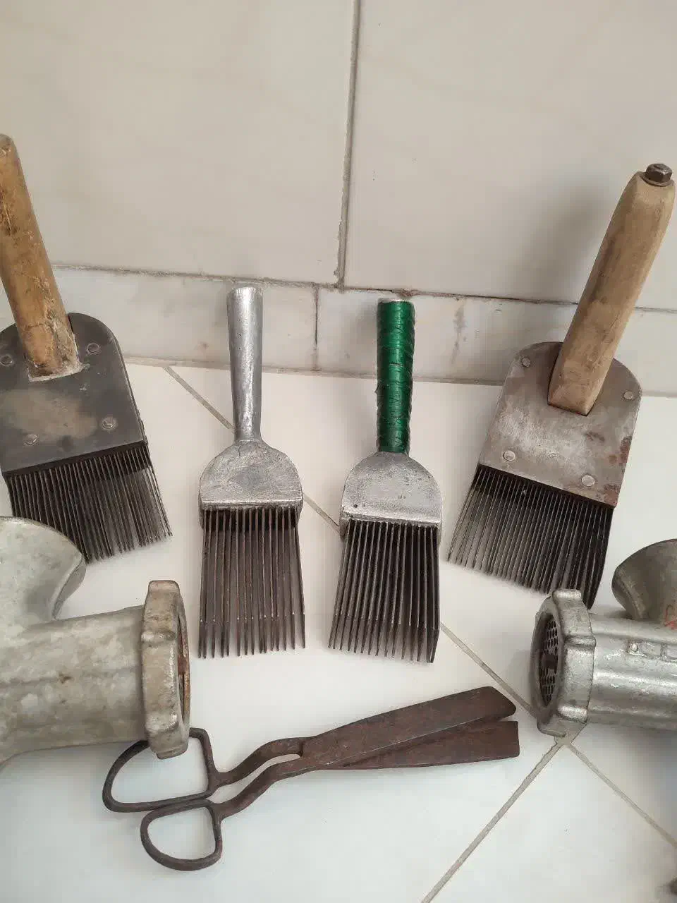 دفتین شانه فرش قالی چقابافی قیچی چرخ گوشت دستی|فرش|اصفهان, خواجه عمید|دیوار