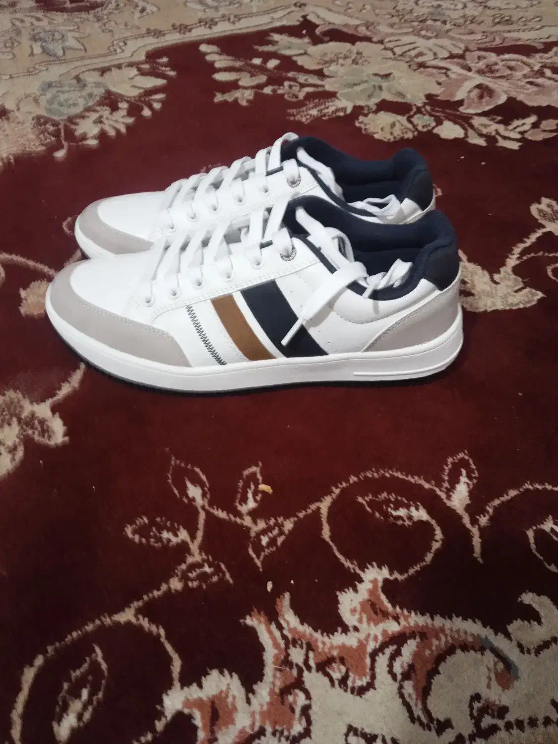 کتونی|کیف، کفش، کمربند|قنوات, |دیوار