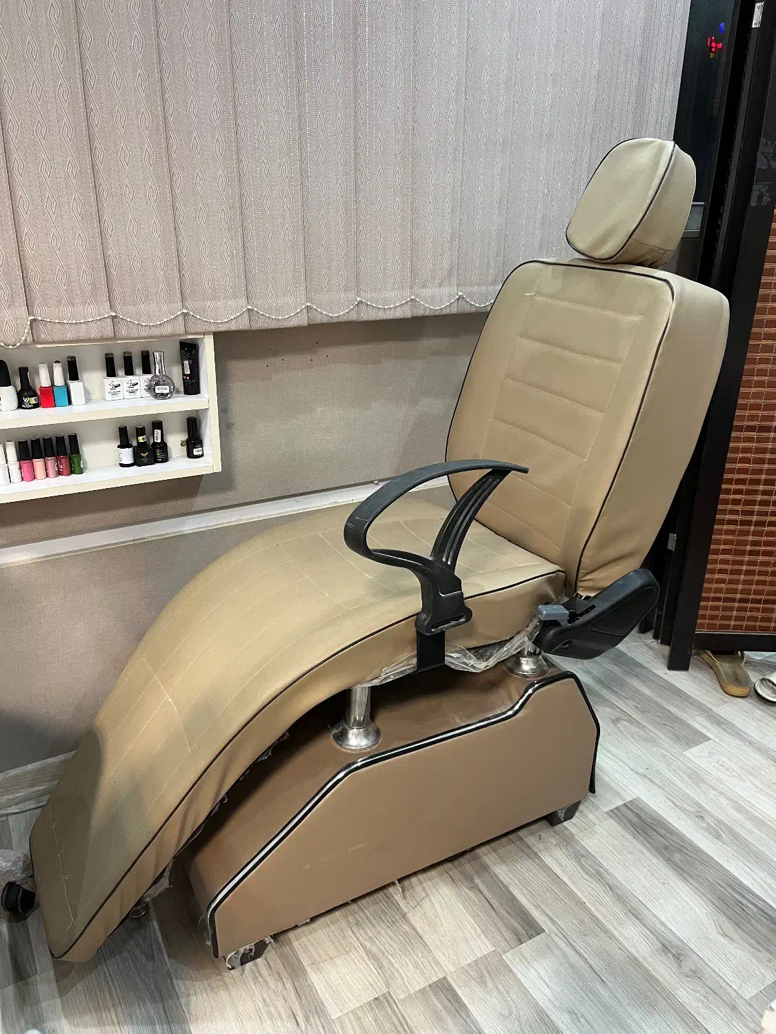 صندلی آرایشگاه|آرایشگاه و سالن‌های زیبایی|رشت, منظریه|دیوار