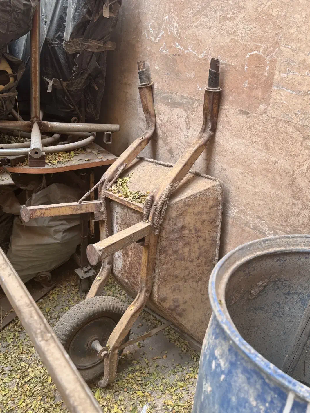 ۲عدد فر غون یک عدد بشکه یک عدد باکت بالابر مصالح|مصالح و تجهیزات ساختمان|تهران, عبدلآباد|دیوار