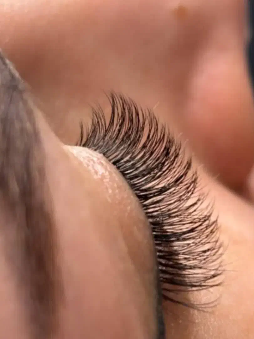 آموزش کاشت مژه و لیفت ابرو‌. رنگ‌مو بالیاژ امبر|خدمات آرایشگری و زیبایی|بروجرد, |دیوار