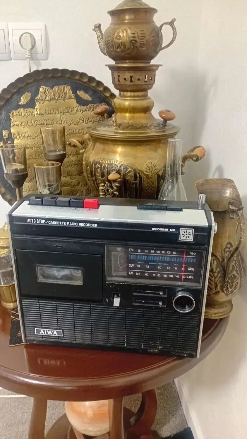 رادیو قدیمی آیوا|کلکسیون اشیاء عتیقه|بروجرد, |دیوار