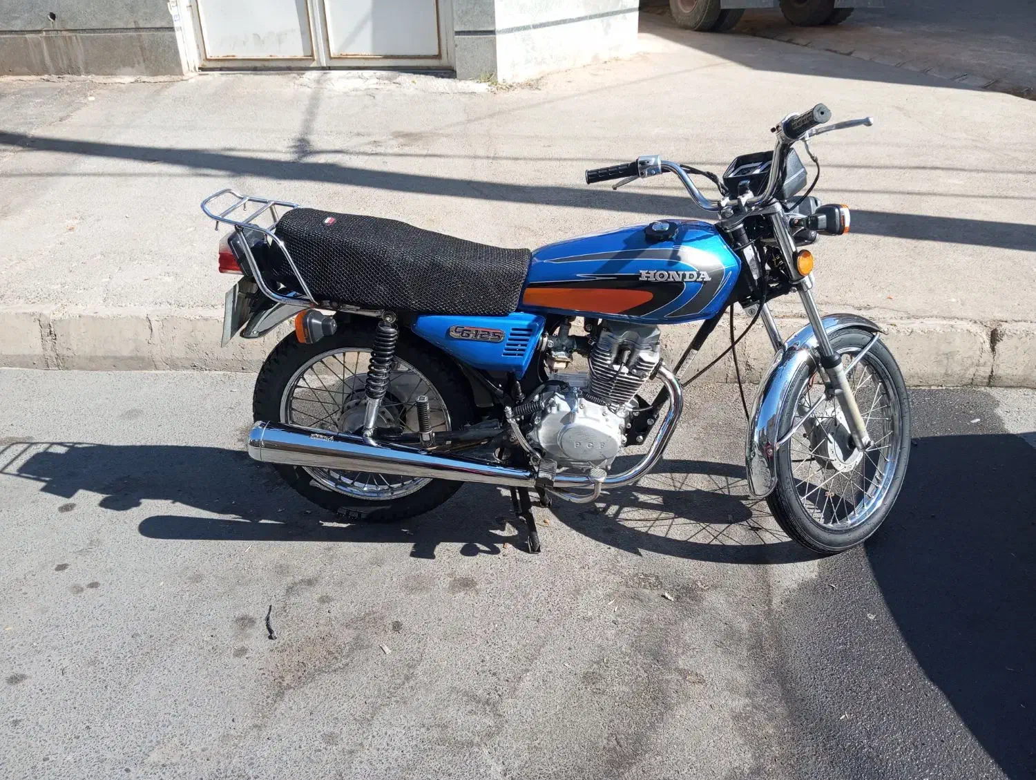 برمودا  94 بکر|موتورسیکلت|شیراز, لشکری‎|دیوار