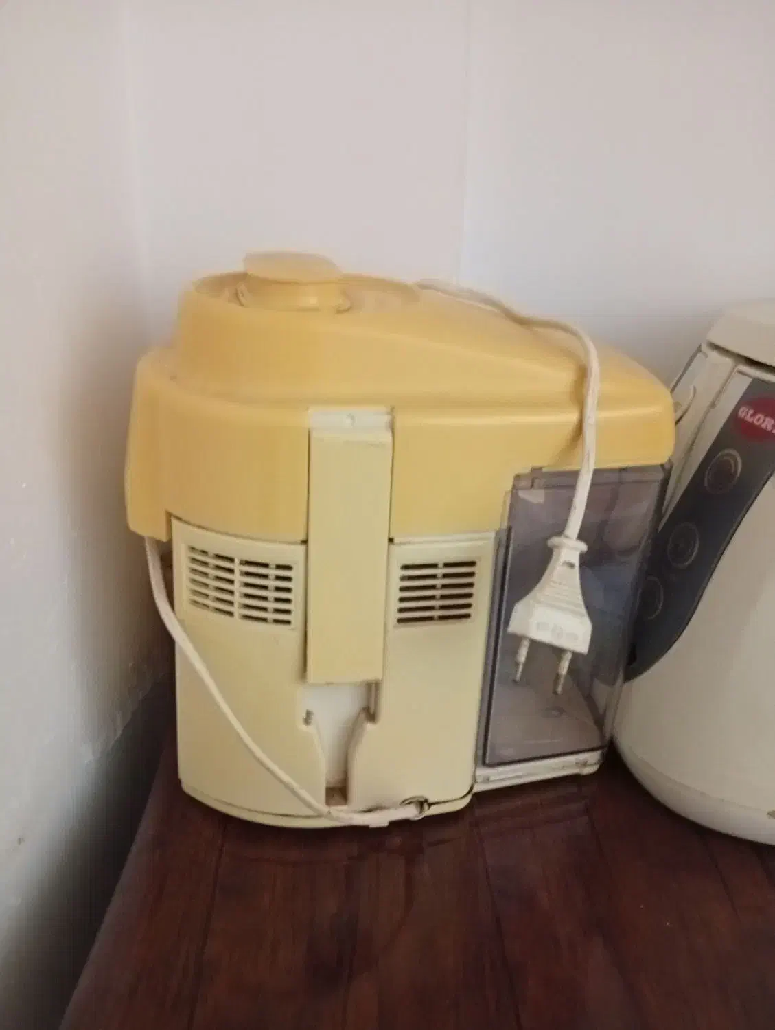 آب میوه گیر|آبمیوه‌گیر و آب‌مرکبات‌گیر|میانه, |دیوار