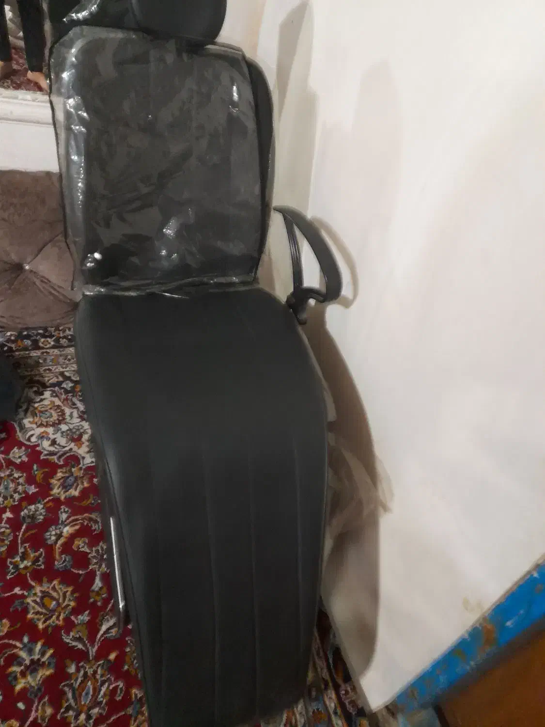 صندلی آرایشگری زنانه و یک صندلی کوپ|آرایشگاه و سالن‌های زیبایی|قرچک, پویینک|دیوار