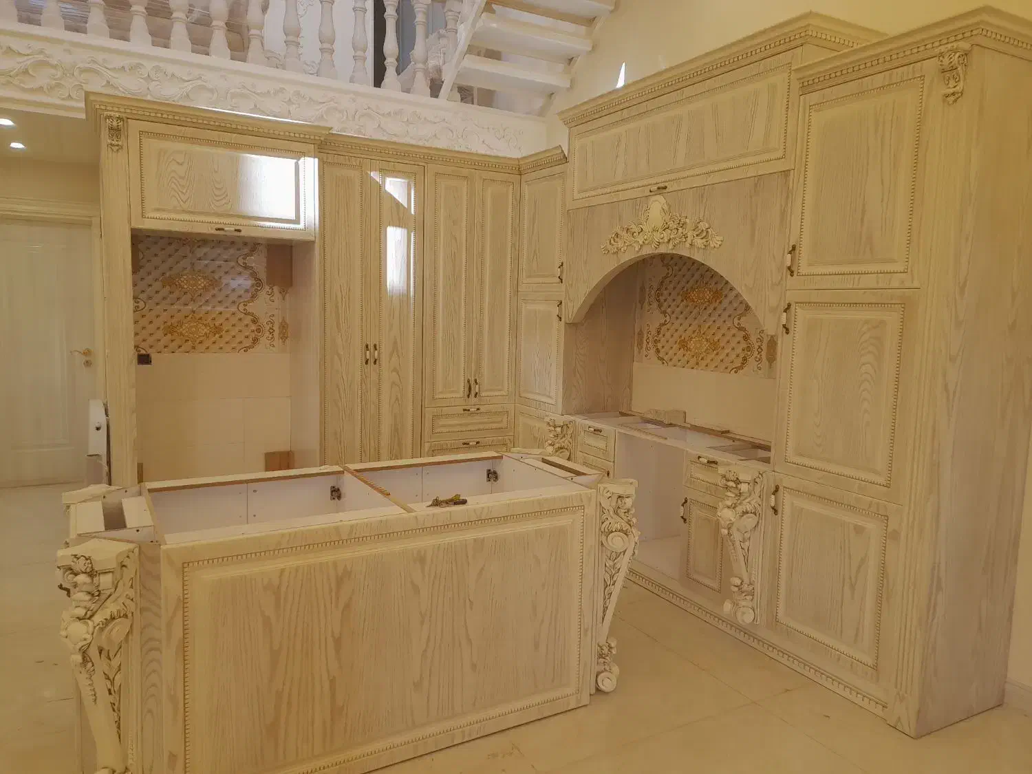 رنگ کاری. درب چوبی. وتعمیرات مبلمان وروکوبی|خدمات پیشه و مهارت|کاشان, دشت لتحر|دیوار