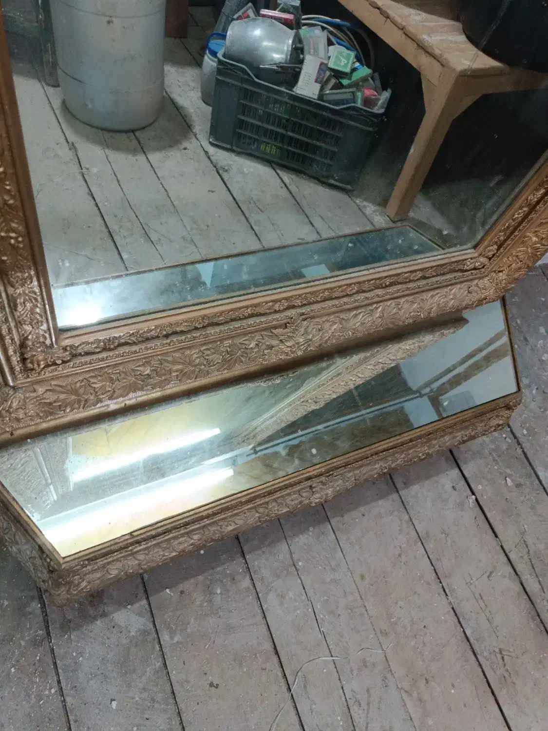 آیینه بزرگ و میز آیینه‌ای با قاب طلایی|آرایشگاه و سالن‌های زیبایی|املش, |دیوار