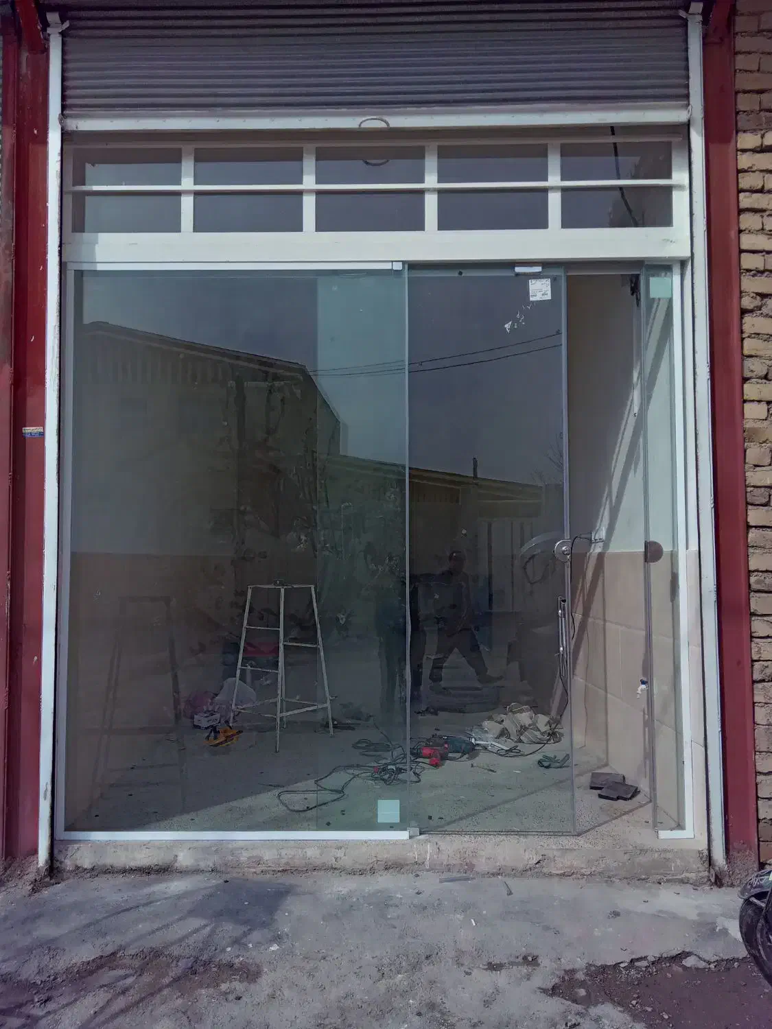 نصب وتعمیرات شیشه سکوریت|خدمات پیشه و مهارت|بروجرد, |دیوار