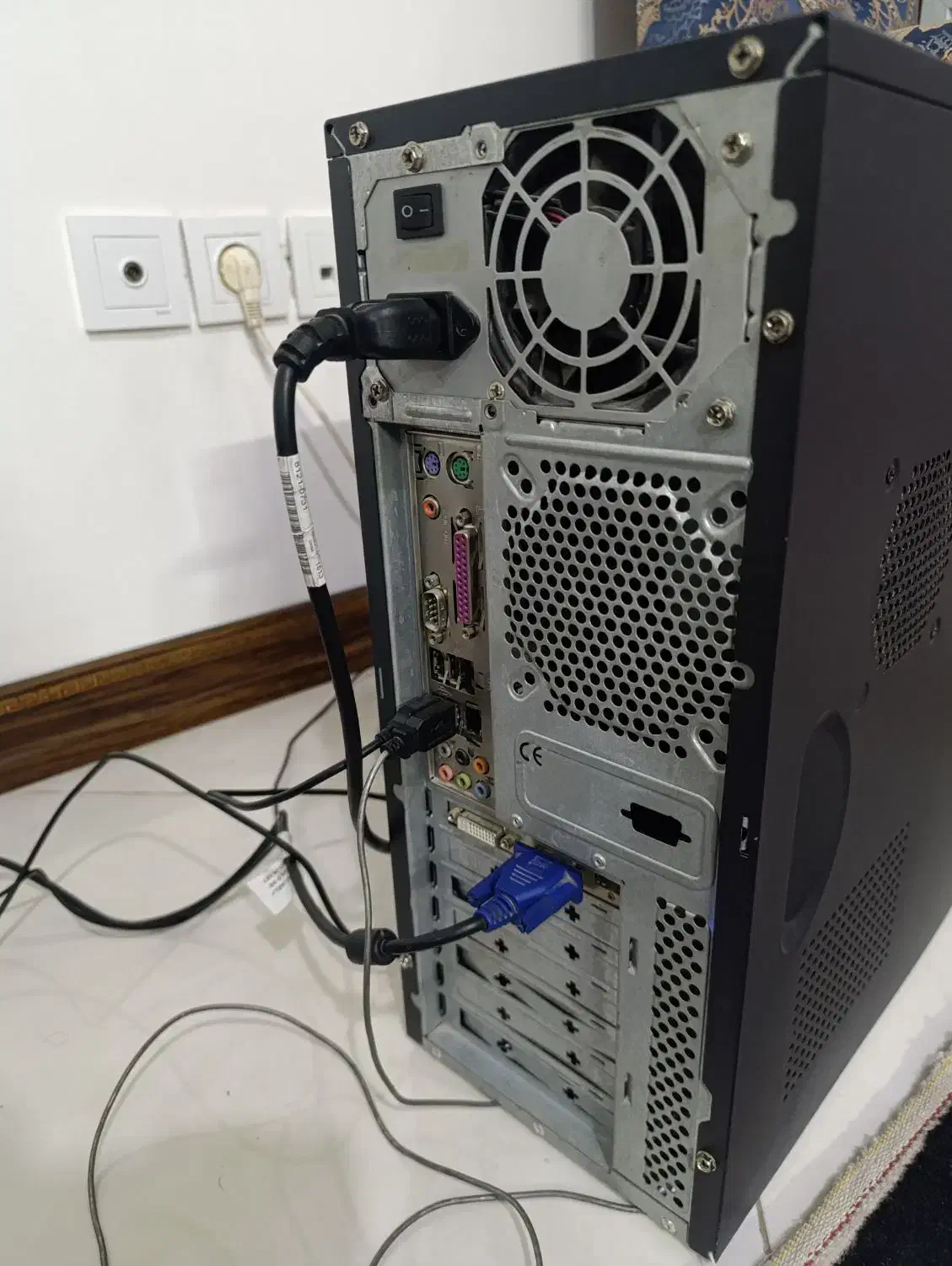 کامپیوتر|رایانه رومیزی|رباط‌کریم, رباط‌کریم|دیوار