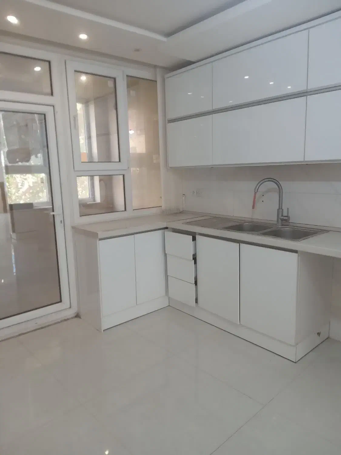 سه خوابه ۱۸۵ متری|اجارهٔ آپارتمان|شیراز, باغ تخت|دیوار