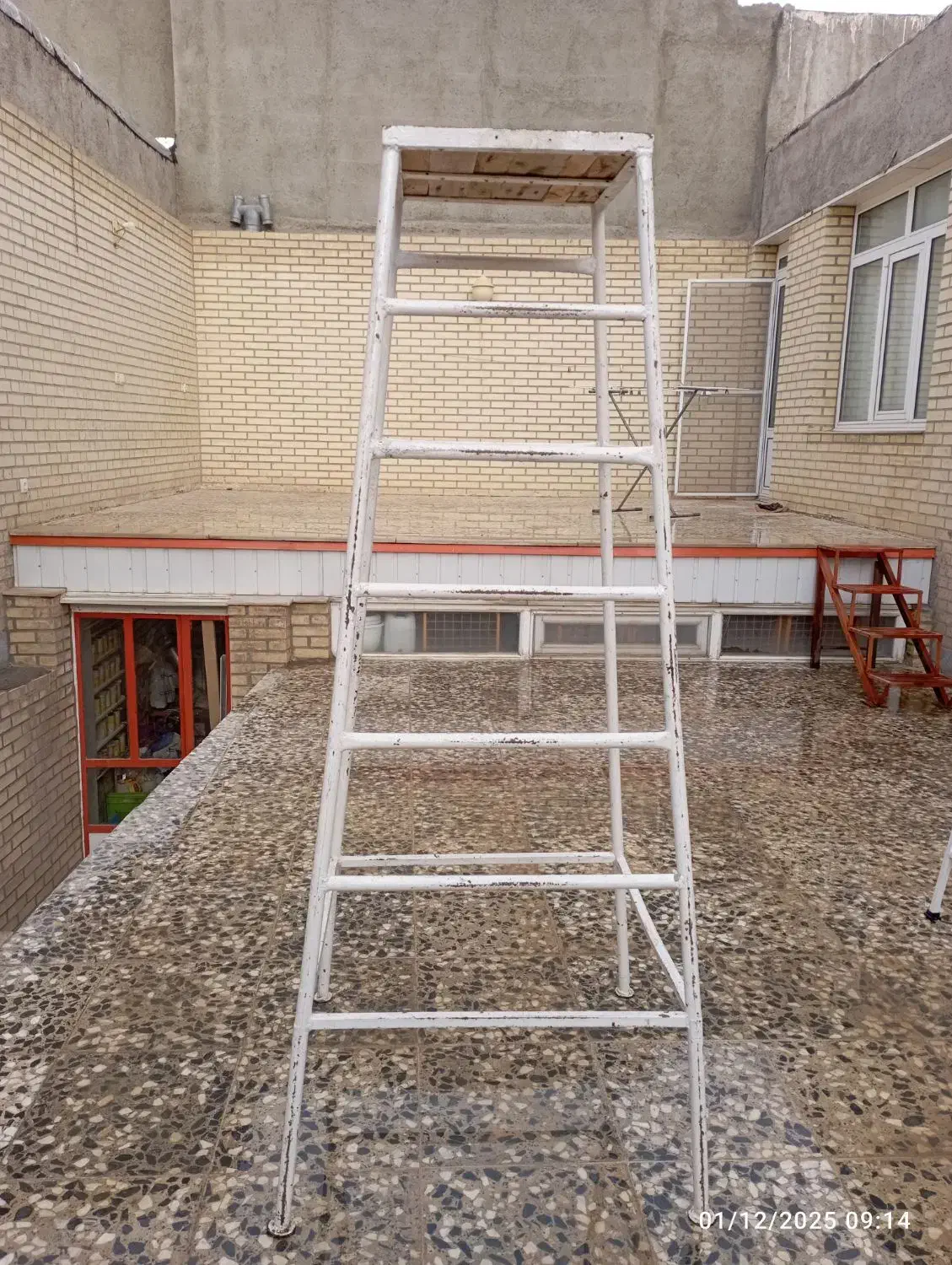 چهارپایه آهنی کبودراهنگ|ابزارآلات|کبودرآهنگ, |دیوار