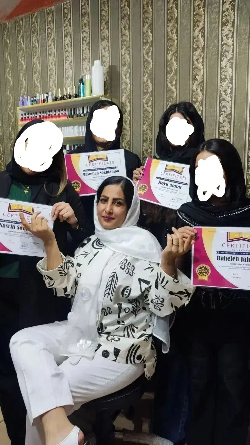 کاشت وخدمات ناخن وتمامی خدمات درسالن انجام میشود.|خدمات آرایشگری و زیبایی|مشهد, پنجتن|دیوار