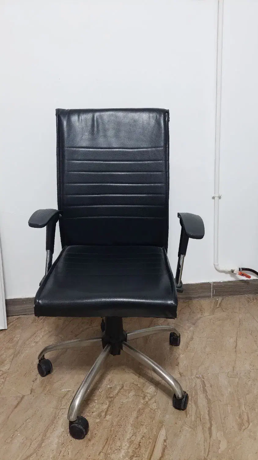 صندلی چرخ دار چرمی مشکی|میز تحریر و کامپیوتر|رشت, گلزاران|دیوار