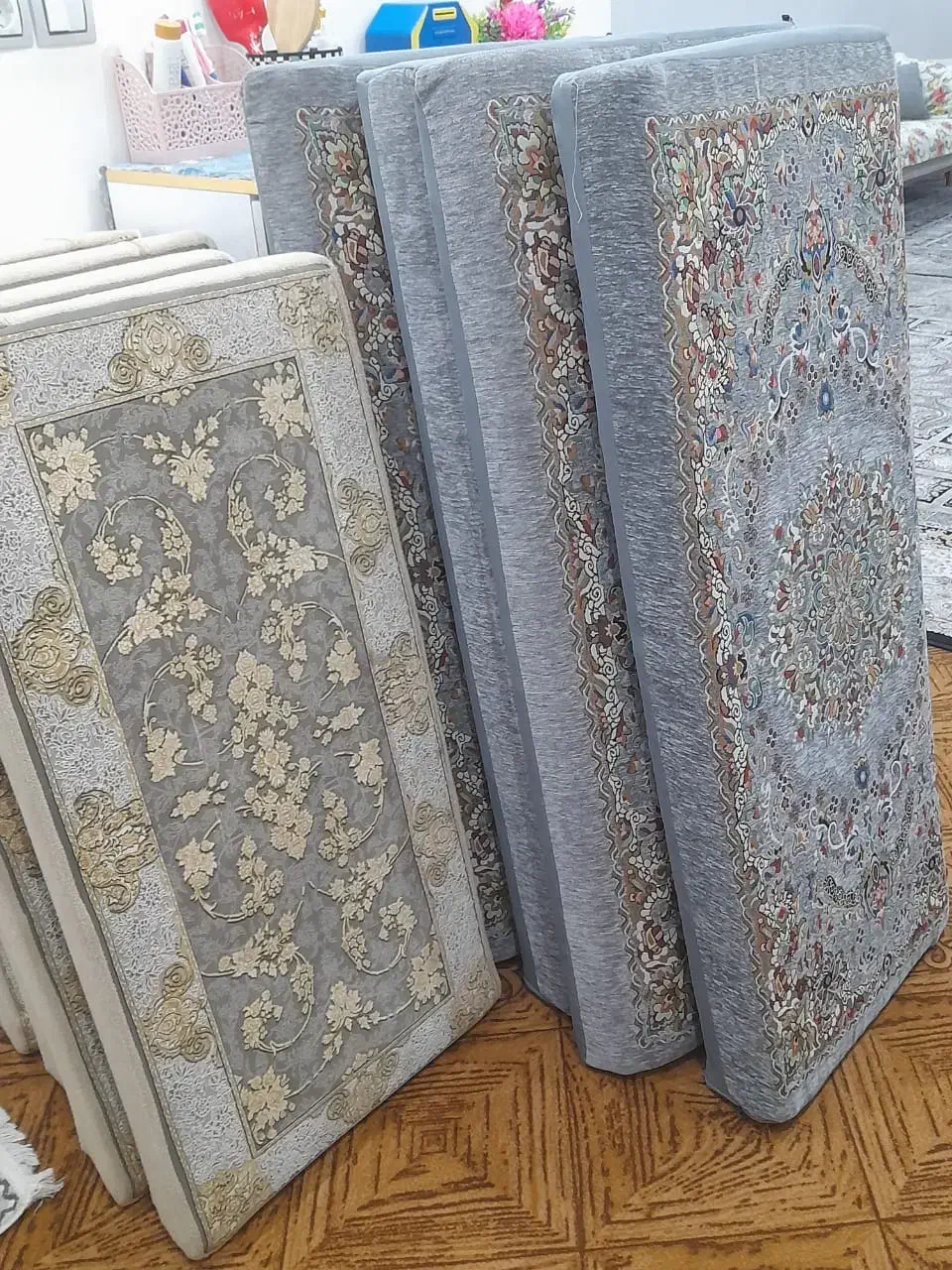 پشتی کاملا نو و تمیز و سالم|پشتی|رامهرمز, |دیوار