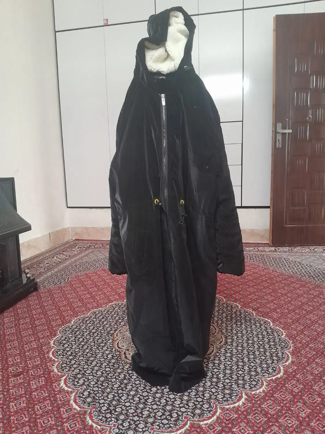 پالتوبارانی|لباس|ازنا, |دیوار