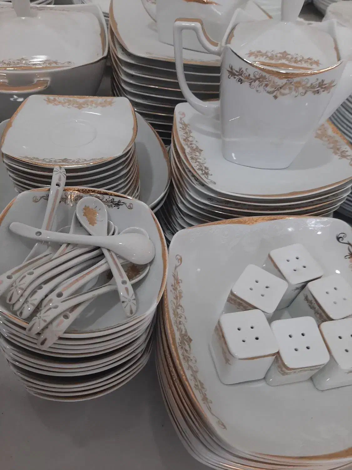 سرویس چینی ۱۲ نفره|ظروف سرو و پذیرایی|آزادشهر, |دیوار