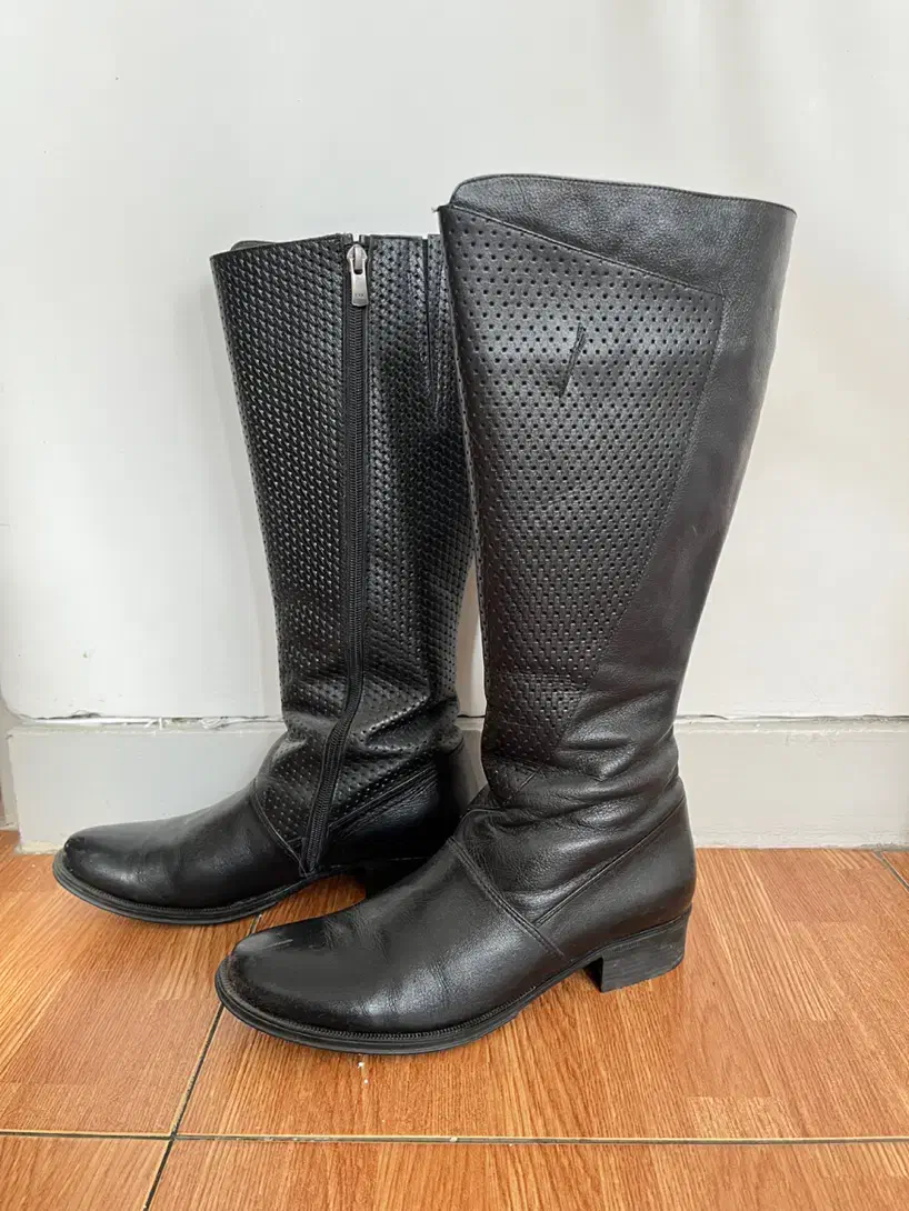 بوت چرم آفتاب|کیف، کفش، کمربند|کشاورز, |دیوار