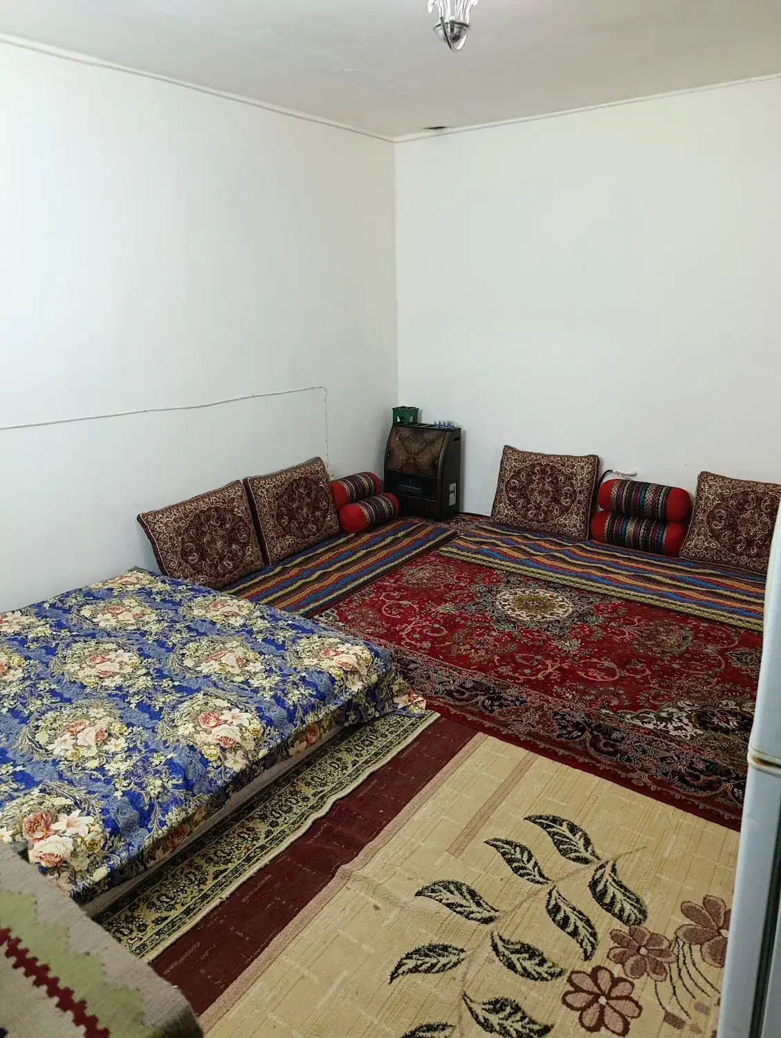 یک عدد تخت دو نفره سالم با تدتا شاه نشین سالم|تخت و سرویس خواب|رباط‌کریم, انجم آباد|دیوار