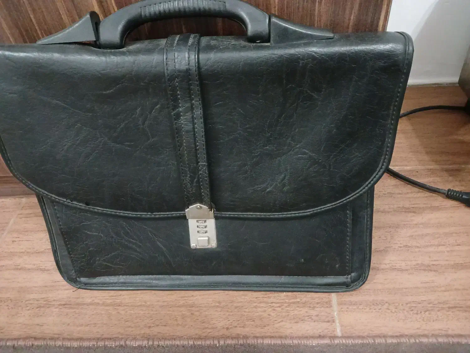 یک عدد کیف چرم|کیف، کفش، کمربند|رشت, دخانیات|دیوار