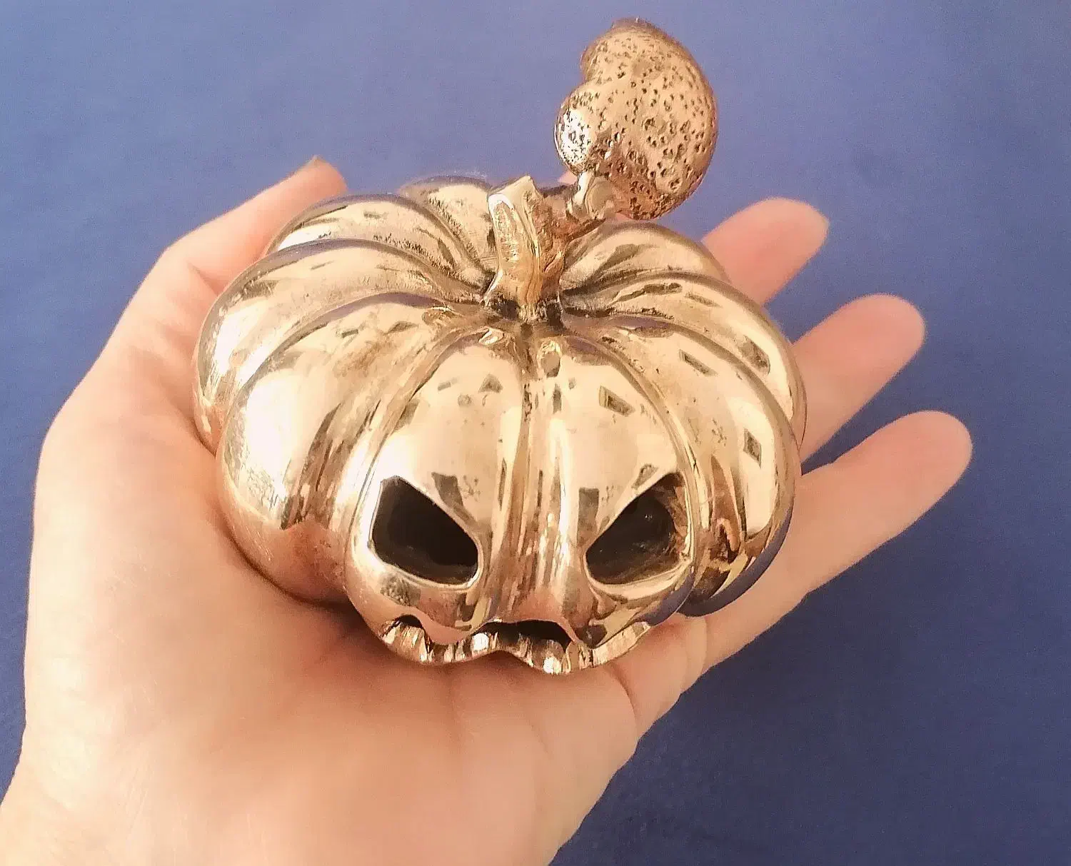 کدو حلوایی برنزی در دو شکل ساده و هالوینی|مجسمه، تندیس، ماکت|پردیس, فاز ۳|دیوار