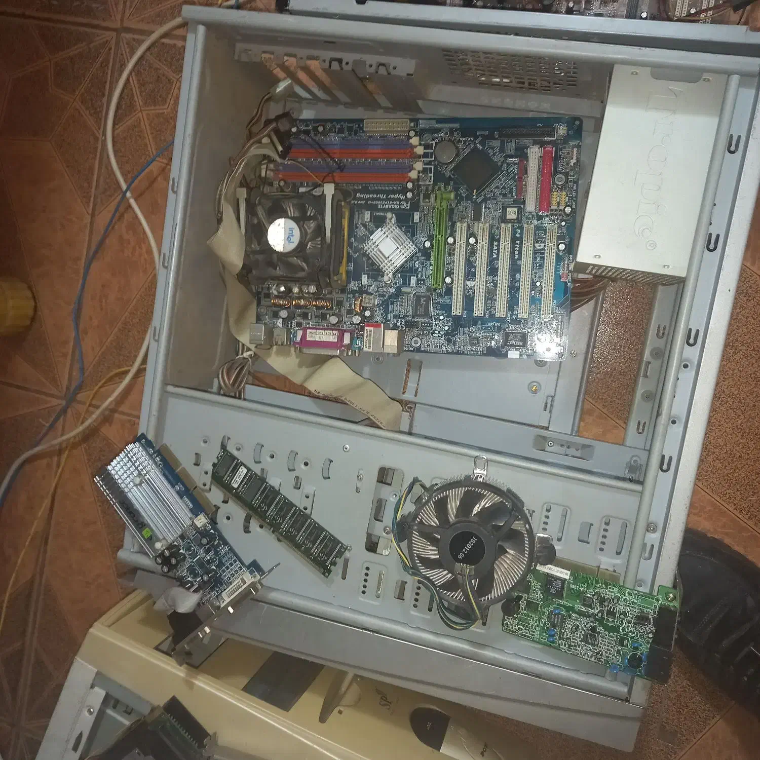 تعدادی کیس و مانیتور|قطعات و لوازم جانبی رایانه|شهریار, فرارت|دیوار