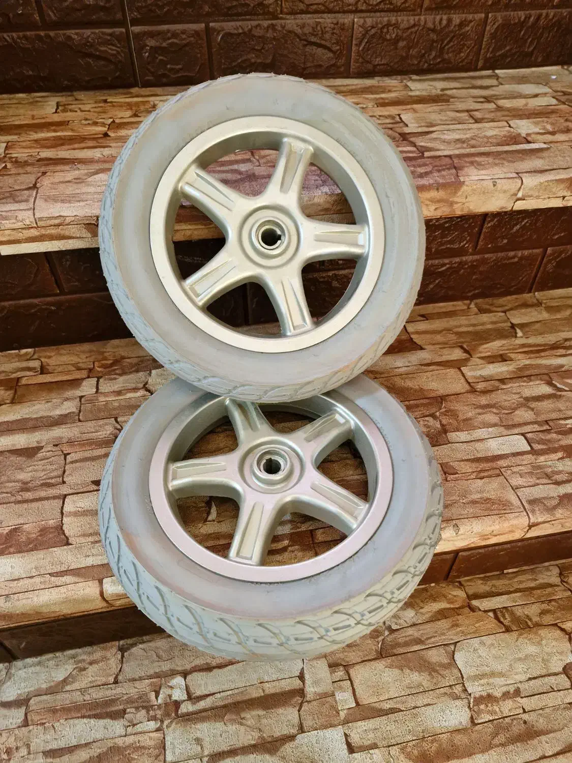 انواع لاستیک و تیوپ ویلچر و اسکوتر وغیره|دوچرخه، اسکیت، اسکوتر|اصفهان, خلجا|دیوار