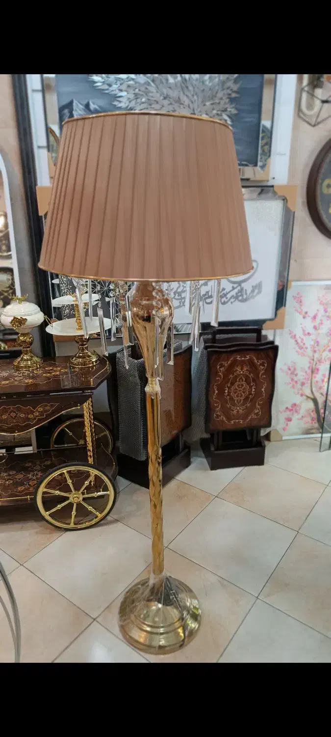 آباژور کنار سالنی فلزی|چراغ خواب و آباژور|هشتگرد, شهرک ولیعصر (مصلی)|دیوار