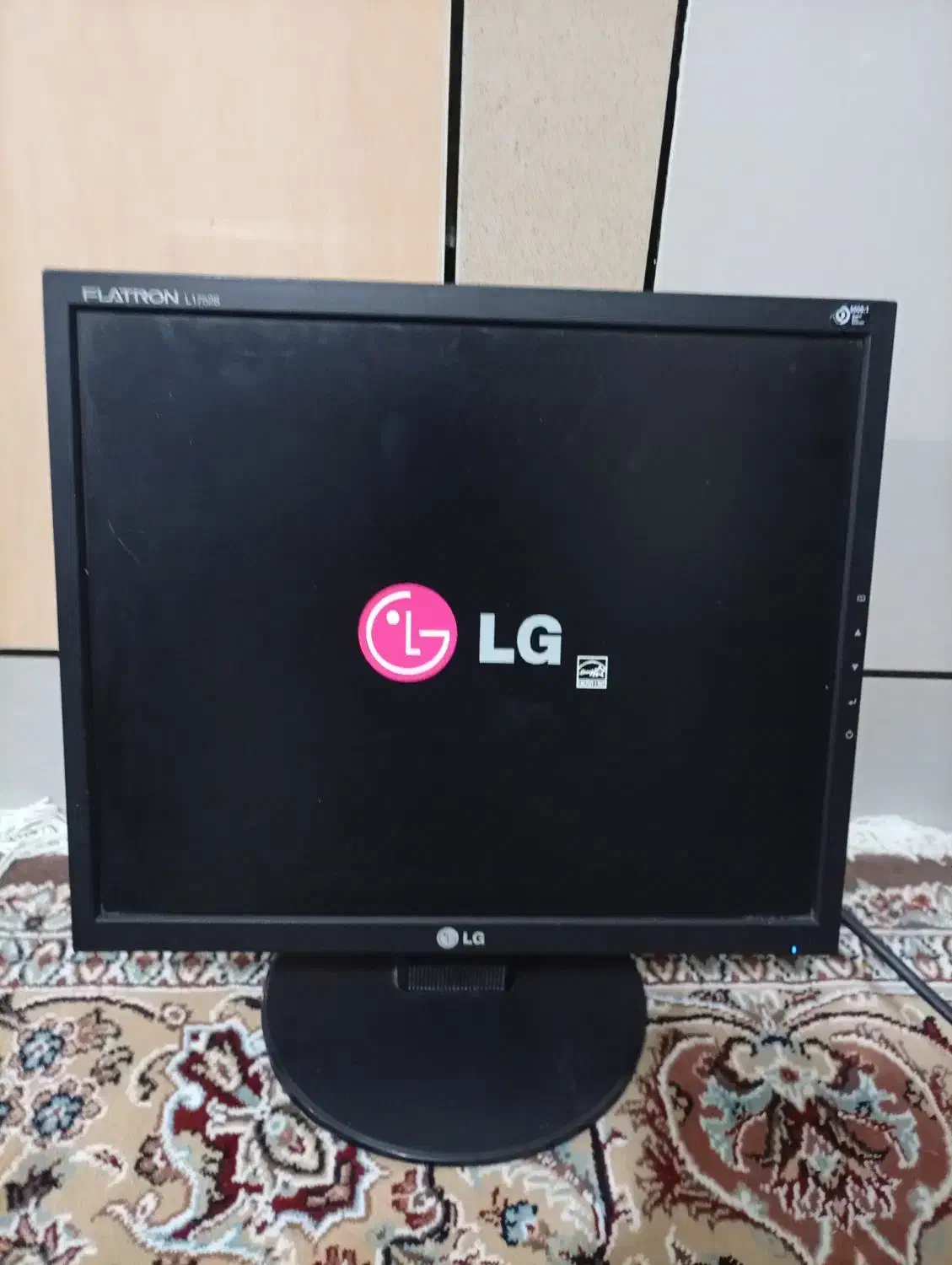مانیتور ال جی سالم بدون هیچ عیب خرابی|قطعات و لوازم جانبی رایانه|زرقان, |دیوار