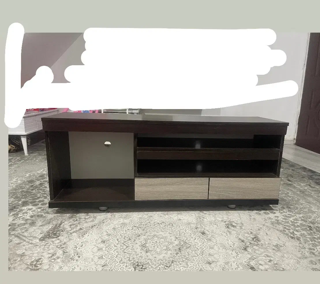 میز تلویزیون چوبی قهوهی دارای دو کشو|میز تلویزیون|رشت, منظریه|دیوار