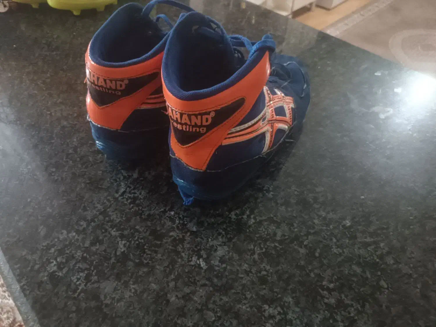 کفش کشتی|کیف، کفش، کمربند|شاهین دژ, |دیوار