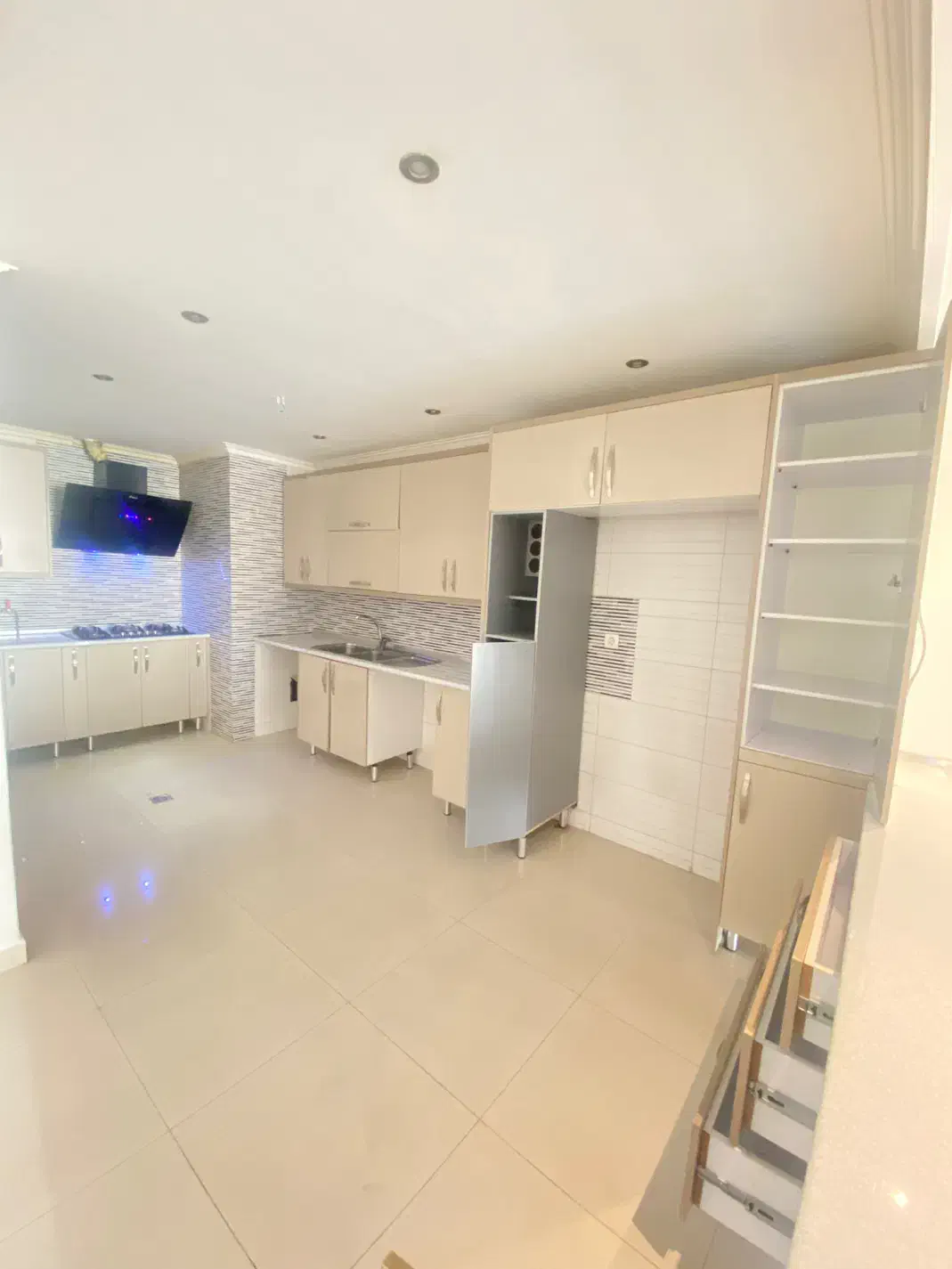 ۱۱۷متری ۲ خوابه ۷ ساله با ویو جنگلی یوسف اباد