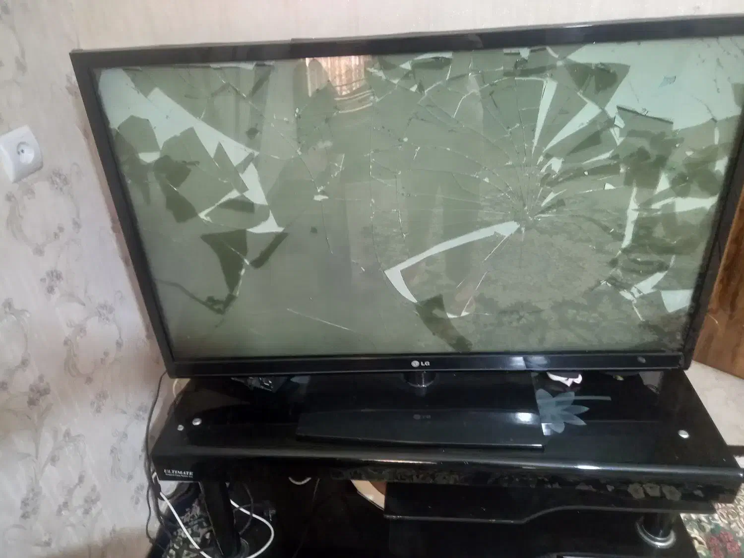 تلویزیون شکسته|تلویزیون و پروژکتور|قزوین, |دیوار