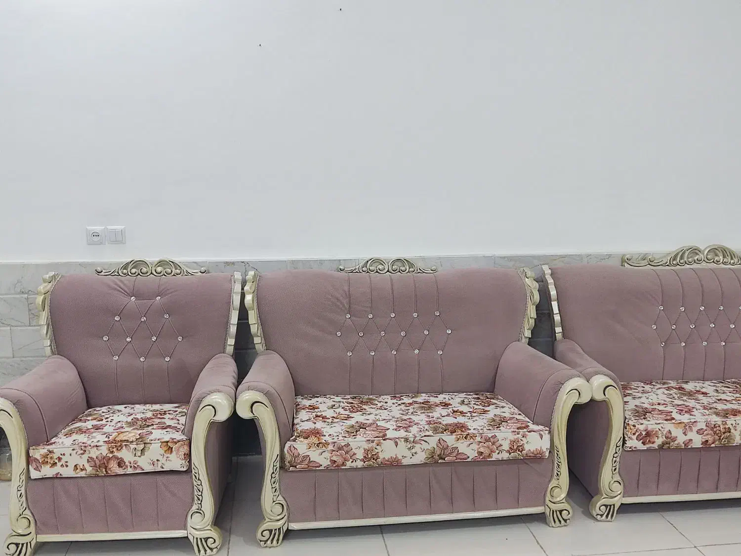 مبل راحتی|مبلمان خانگی و میز عسلی|قم, طلاب غیر ایرانی|دیوار