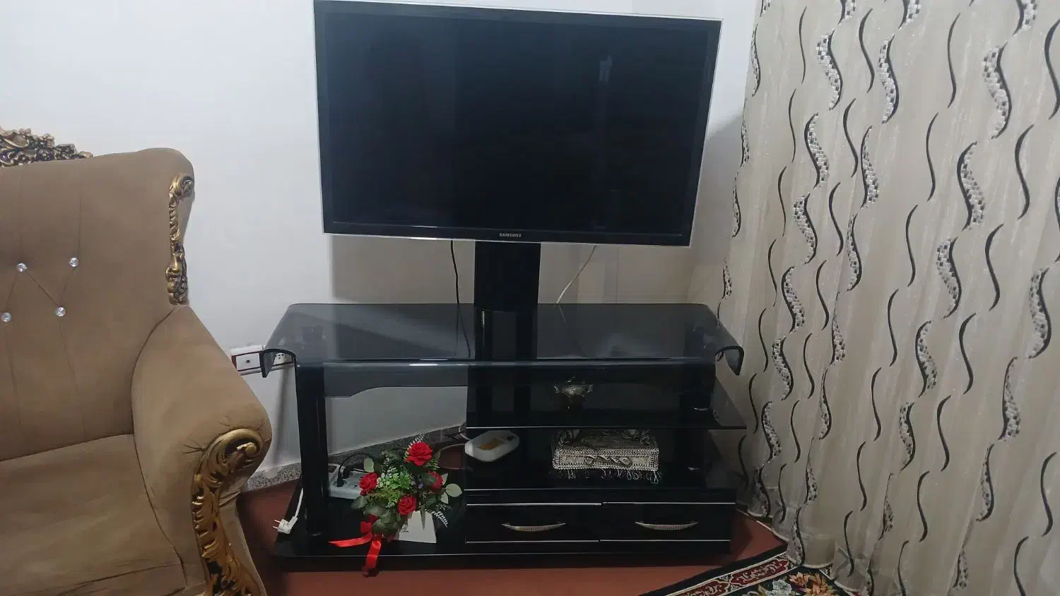فروش تلویزیون و میز تلویزیون|تلویزیون و پروژکتور|گنبد کاووس, |دیوار