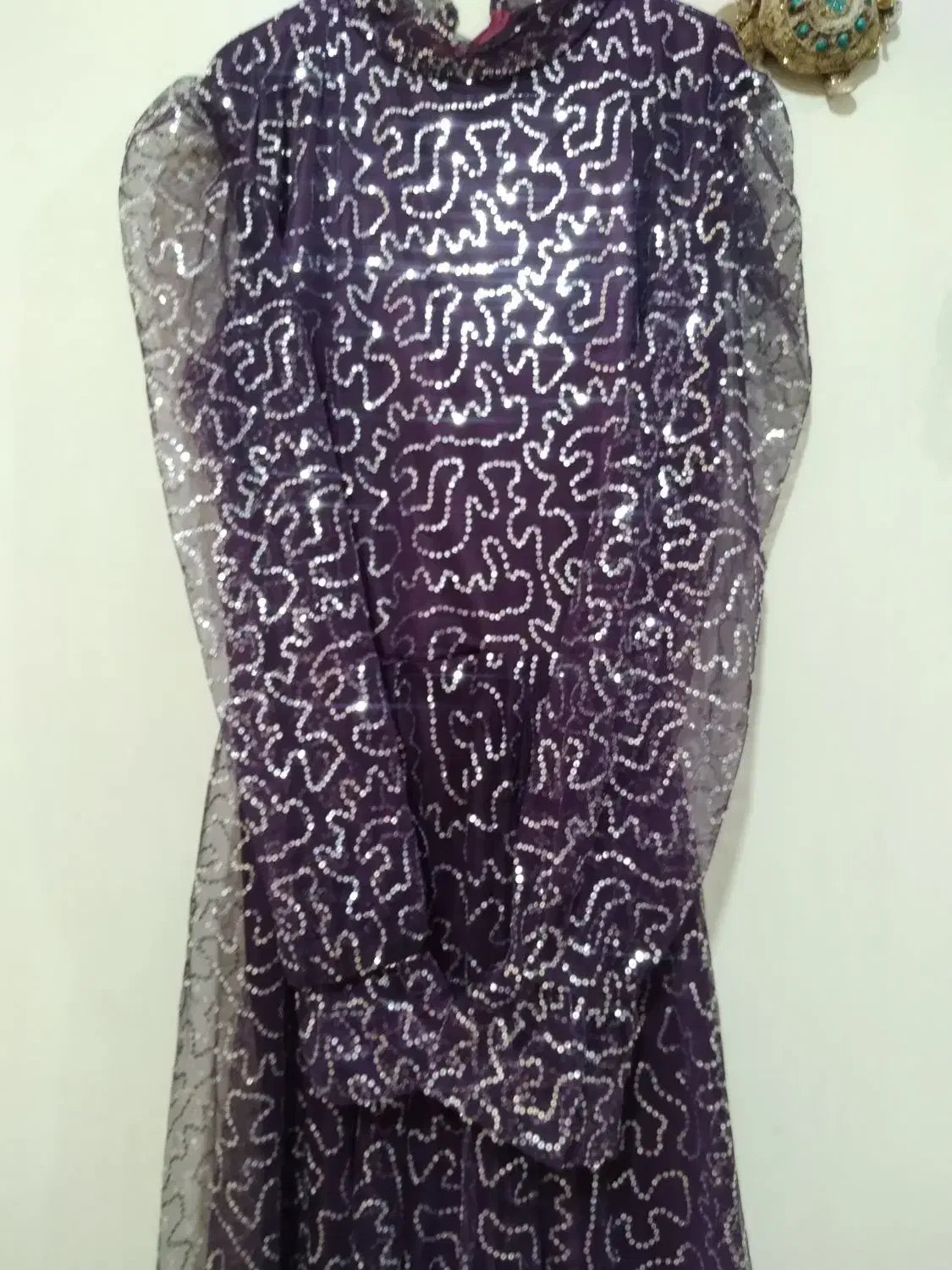 لباس مجلسی|لباس|اقبالیه, |دیوار