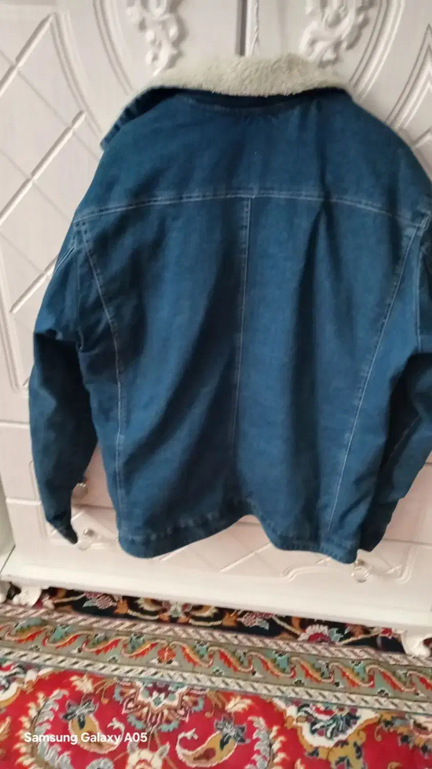 دوتا کت مردانه|لباس|ری, شهید غیوری (ابن باویه)|دیوار